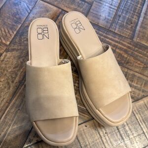 Brand new no tags soft sided women’s sandals